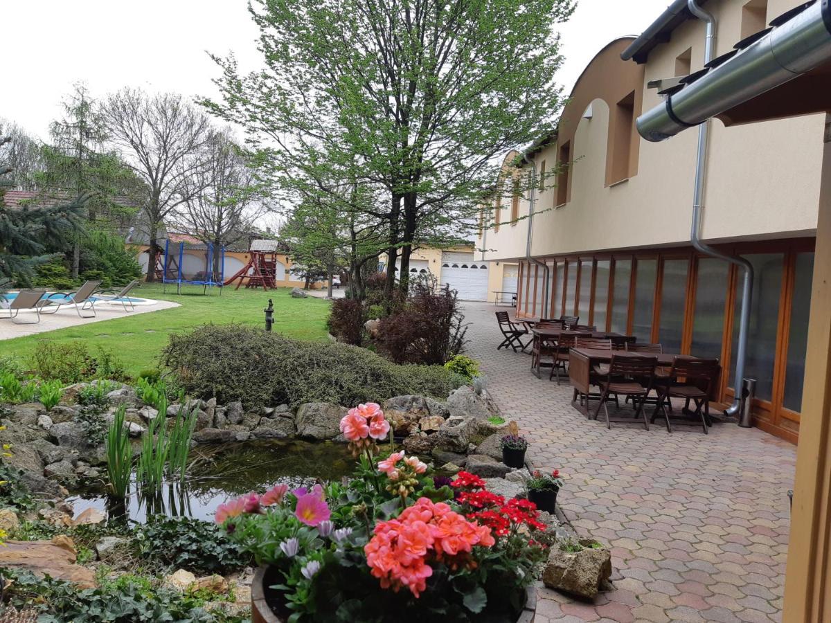 Kenguru Panzio Hotel ฮูดเมโซวาชาร์เฮย์ ภายนอก รูปภาพ