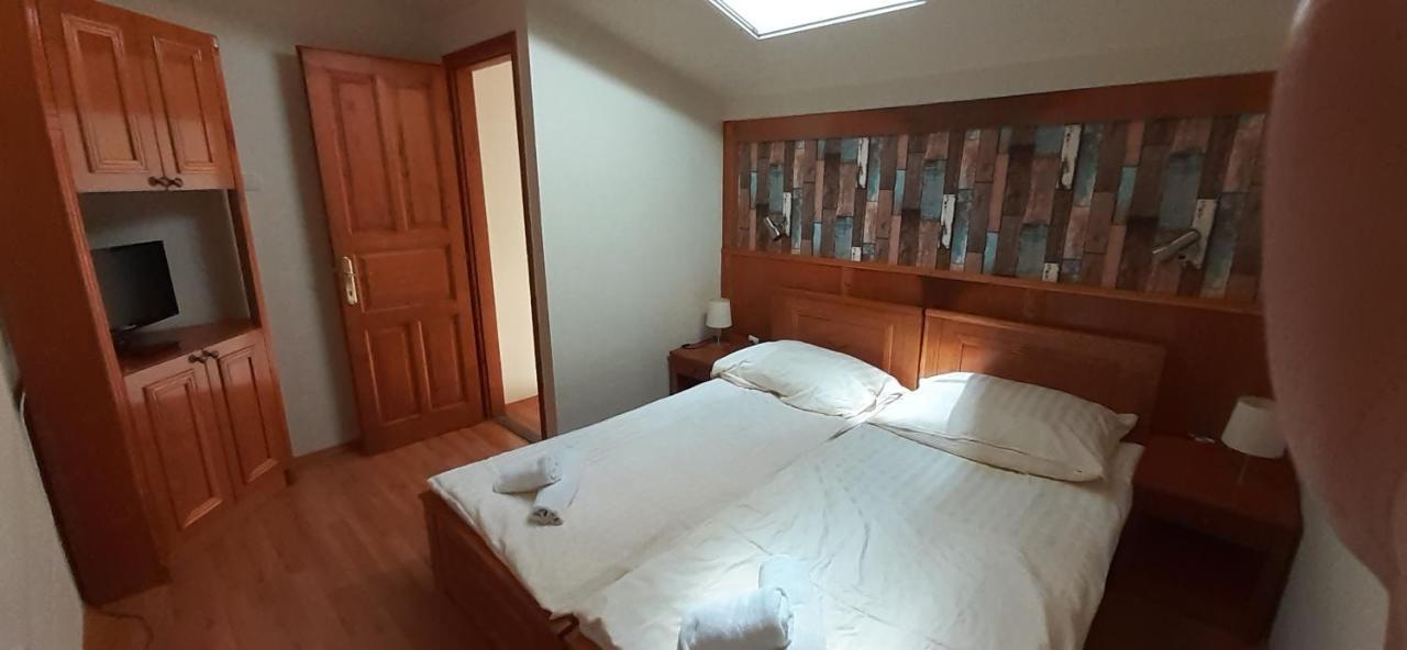 Kenguru Panzio Hotel ฮูดเมโซวาชาร์เฮย์ ภายนอก รูปภาพ