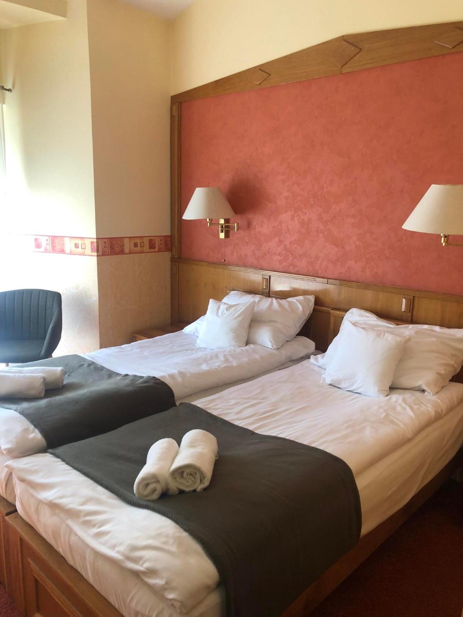 Kenguru Panzio Hotel ฮูดเมโซวาชาร์เฮย์ ภายนอก รูปภาพ