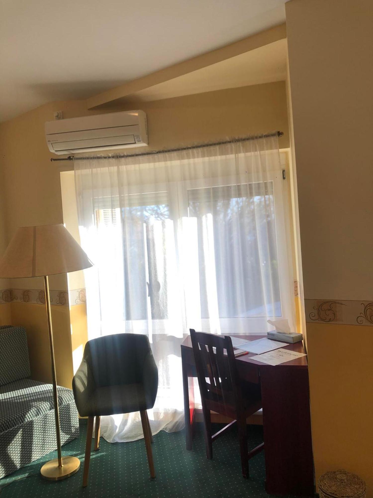 Kenguru Panzio Hotel ฮูดเมโซวาชาร์เฮย์ ภายนอก รูปภาพ