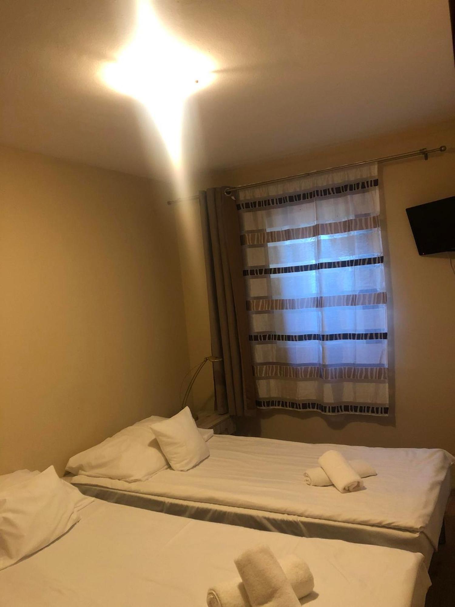 Kenguru Panzio Hotel ฮูดเมโซวาชาร์เฮย์ ภายนอก รูปภาพ