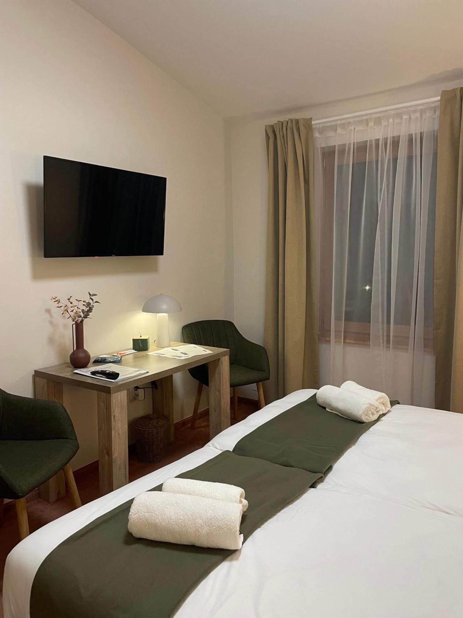 Kenguru Panzio Hotel ฮูดเมโซวาชาร์เฮย์ ภายนอก รูปภาพ
