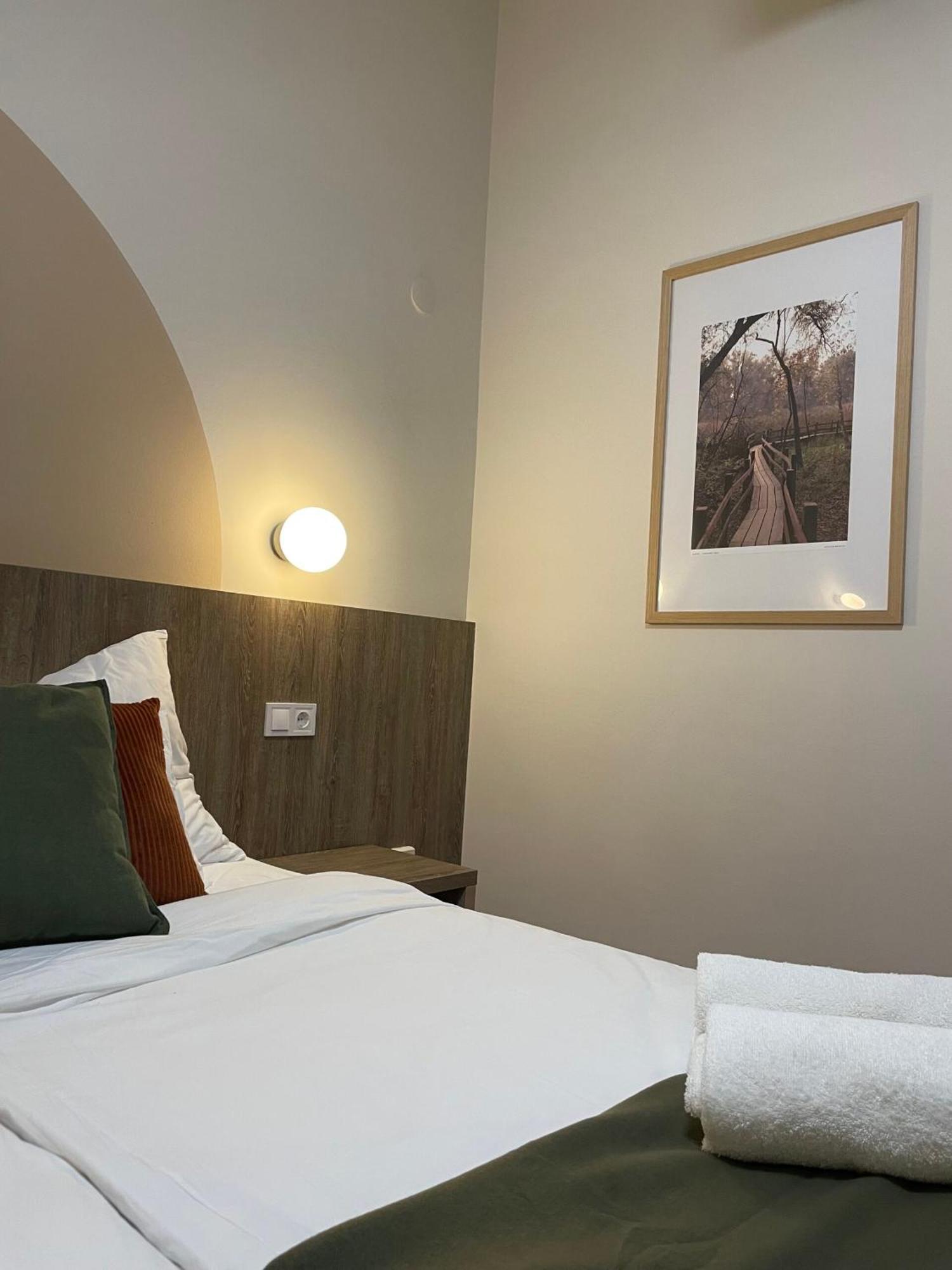 Kenguru Panzio Hotel ฮูดเมโซวาชาร์เฮย์ ภายนอก รูปภาพ